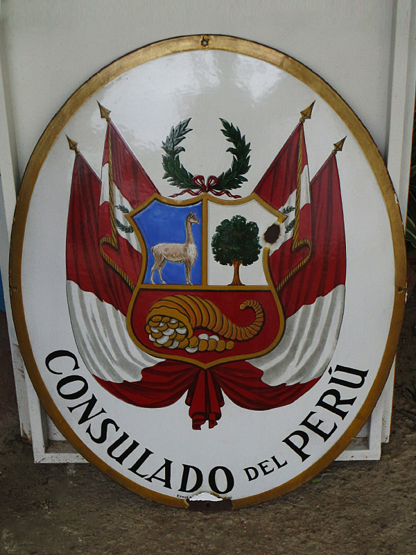 Escudo del consulado del Perú de Sevilla deteriorado.