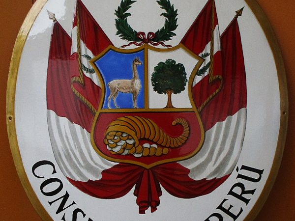 Escudo del consulado del Perú de Sevilla restaurado.